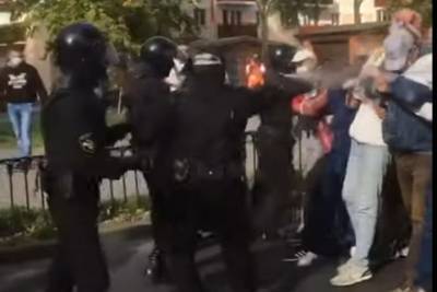 В Бресте силовики распылили газ в лицо протестующим