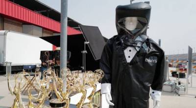 Награды «Эмми» вручат люди в защитных костюмах-смокингах