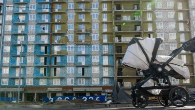 В Петербурге оштрафовали мать, забывшую коляску с ребенком на улице