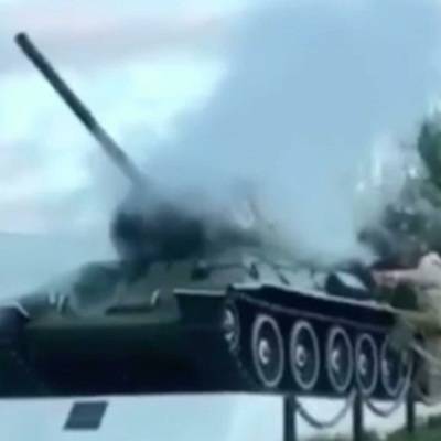 Стоящий на постаменте танк Т-34 задымился в одном из поселков Нижегородской области