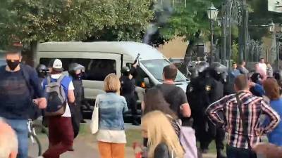 Видео стрельбы в воздух на акции оппозиции в Бресте