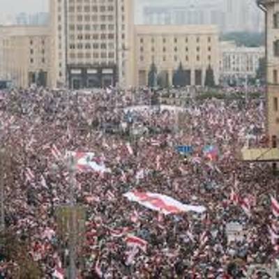 В Минске участники многотысячной акции оппозиции вышли на проспект Независимости
