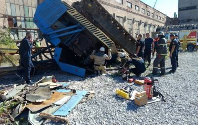 В Харькове перевернулся строительный кран, есть пострадавший