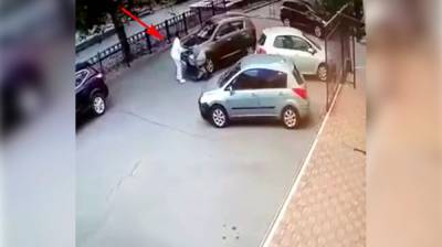 Во дворе в центре Воронежа иномарка наехала на коляску с новорождённым