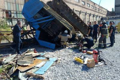 В Харькове перевернулся строительный кран, водитель попал в больницу