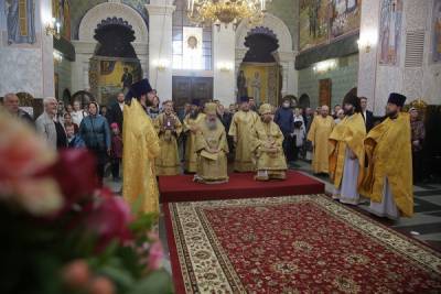 В Екатеринбурге в день 20-летия основания Храма-на-Крови в соборе прошла архиерейская служба