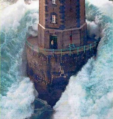 Что случилось со смотрителем маяка, которого накрыла огромная волна в 1989-м: история знаменитого фото