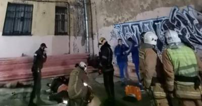 Два человека одновременно выпали из окна и погибли в Петербурге