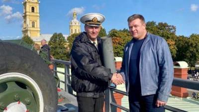 Губернатор Рязанской области выстрелил из сигнальной пушки в Петропавловской крепости