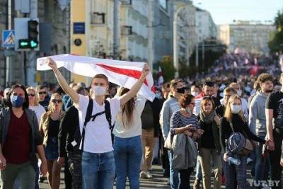Появились видео жестких задержаний силовиками протестующих в Минске и Бресте (ВИДЕО)