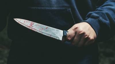 Мужчина напал с ножом на соседей, а после угрожал им полиции в Петербурге