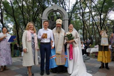 Хабаровские супружеские пары чествовали на набережной краевой столицы