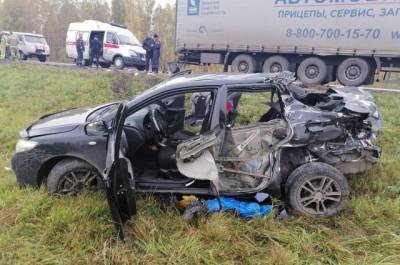 В Кузбассе на трассе водитель Toyota врезался в КамАЗ, пострадали взрослый и ребёнок