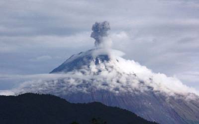 Вулкан Сангай усиливает активность в Эквадоре: закрыт аэропорт