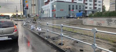 После установки ограждения на проспекте в Петрозаводске новые тротуары остались с дырами (ФОТОФАКТ)