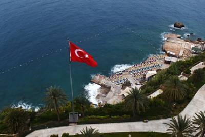 В роскошном отеле Турции нашли склад с поддельным алкоголем
