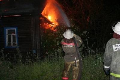 Воскресным вечером в Ивановской области сгорел большой дом