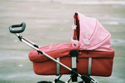 В Петербурге мать оставила ребёнка в коляске ночевать на улице