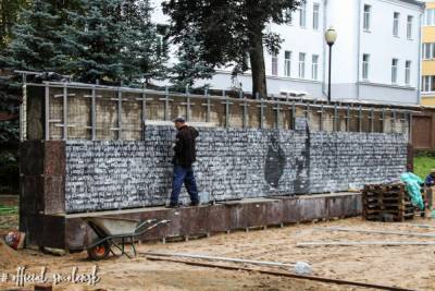 Монтаж городского панно в Сквере Памяти Героев в Смоленске скоро закончат
