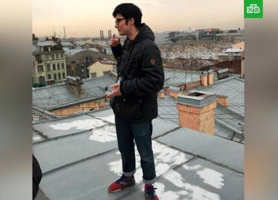 Водил экскурсии по крышам: в Петербурге с высоты 6 этажа сорвался руфер и его спутница