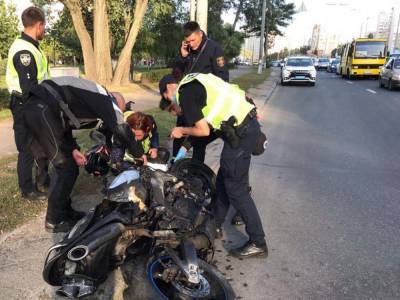На Виноградаре в Киеве на оживленной дороге вспыхнул мотоцикл