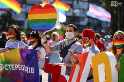 Первый в Запорожье ЛГБТ-марш встретили с петардами, яйцами и даже оружием (фото)