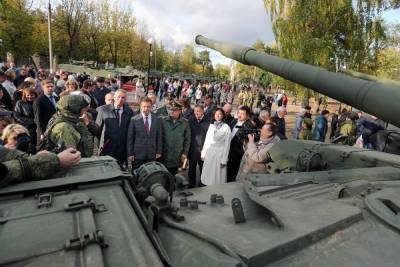 В парке Коврова открылась экспозиция военной техники «Патриот»
