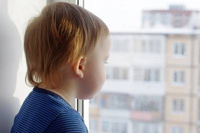 В Екатеринбурге ребенок остался жив после падения с девятого этажа