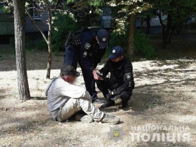 В Кременчуге грабитель ударил девочку бутылкой: негодяя задержали прохожие
