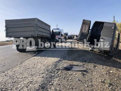 Под Бердянском столкнулись грузовик и маршрутка с пассажирами: двое пострадавших