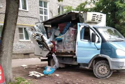 В Пскове водитель грузовика протаранил козырек подъезда и снес бок машины