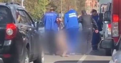 Голая женщина прошла по проезжей части в Подмосковье и попала на видео