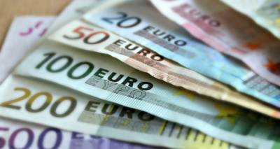 Рубль падает: курс евро превысил 90 рублей впервые с 8 сентября