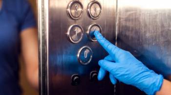 Узбекистанцам объяснили, как не заразиться коронавирусом в лифте и туалете