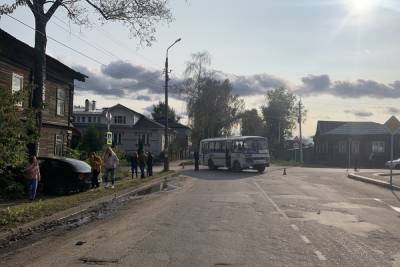 В Тверской области молодая девушка не уступила дорогу и врезалась в автобус