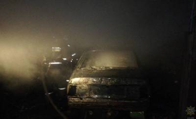В Рогачеве автомобиль упал с домкрата, повредил бак и загорелся. Водитель в реанимации — фото