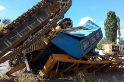 В Харькове вместе с крановщиком рухнул огромный строительный кран (ФОТО)
