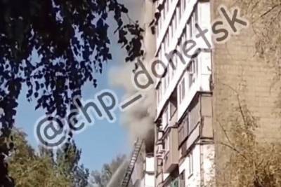 В центре Донецка горит общежитие, видео