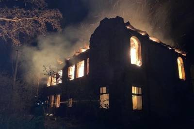 По Рязанью сгорело бывшее здание школы