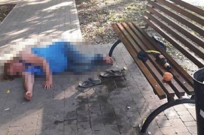 Горе-мамаша оставила ребенка на улице в Одессе, фото: "валялась без сознания под лавкой"
