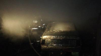 В Рогачеве автомобиль упал с домкрата, повредил бак и загорелся