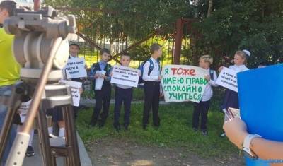 Пикет сахалинских учеников вынудил уволиться директора школы