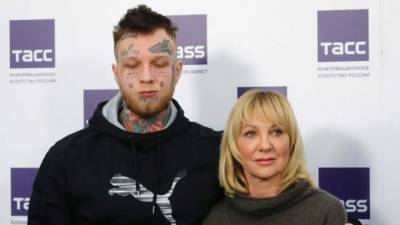 Сын актрисы Яковлевой показал лицо без татуировок
