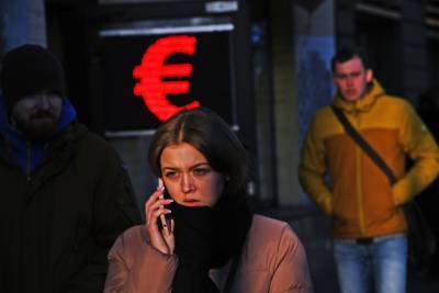 Экономист объяснил, почему евро вырос выше 90 рублей