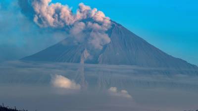 Столб 10 метров, пепел засыпал все вокруг: в Эквадоре проснулся вулкан Сангай