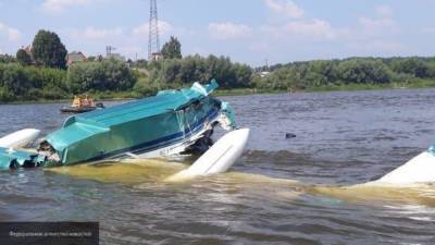 Легкомоторный самолет Че-27 упал в озеро в ХМАО
