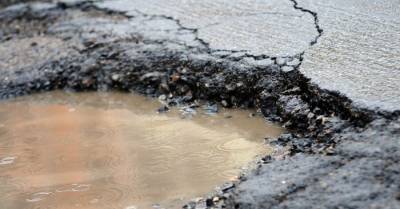 ФОТО: На улице Рудольфа в яму провалился автомобиль