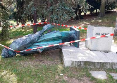 Полиция Праги проверяет падение памятника Яну Неруде