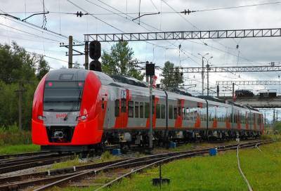 Движение пяти пригородных поездов задерживается в Петербурге