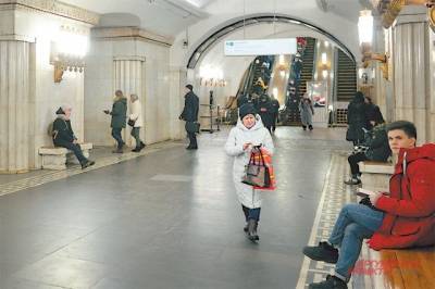 В московском метро женщина погибла, упав на рельсы